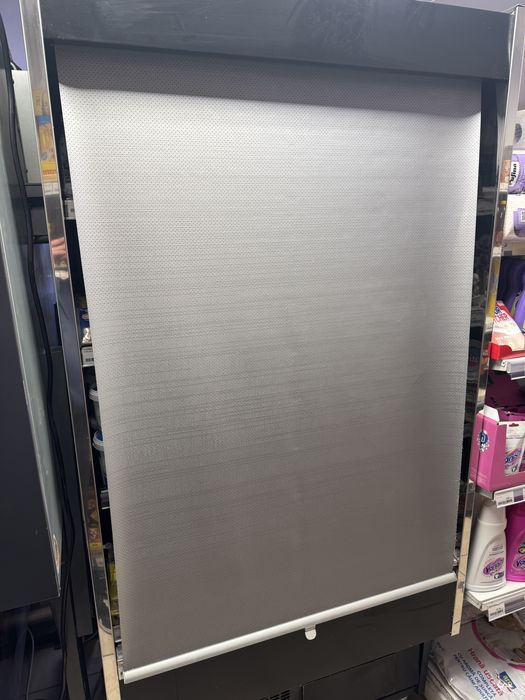 Vitrina verticala cu perdea