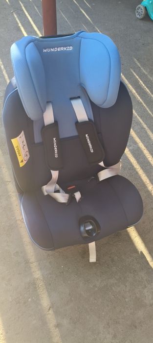 Se vinde scăunel auto isofix .