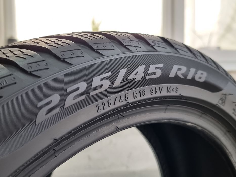 "Dot 24"  225/45/18 Pirelli 2Броя: 320лв 7.5мм Run on flat