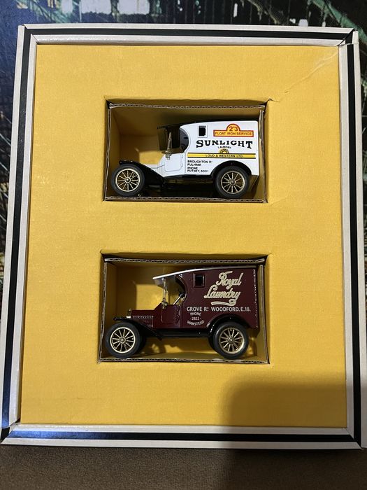 модели на микробуси Ford - колекционерско издание (комплект от 2)