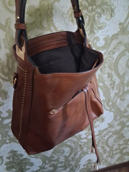 Bu sumkalar kop tutilmagan yaxshi xolatda zamoklari ham buzilmagan