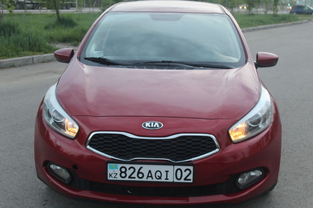 Kia Ceed 2013 хэтчбек красный