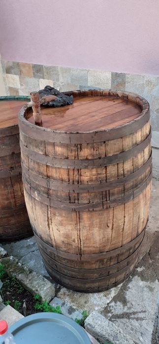 Продавам 2 броя дъбови бъчви,250 литра/350 литра в добро състояние.