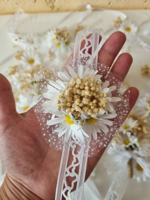 Нежни бутониери за ревер гривни булчински букет сватба