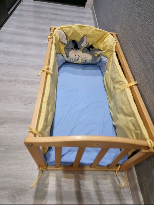 Дървена люлка за бебе