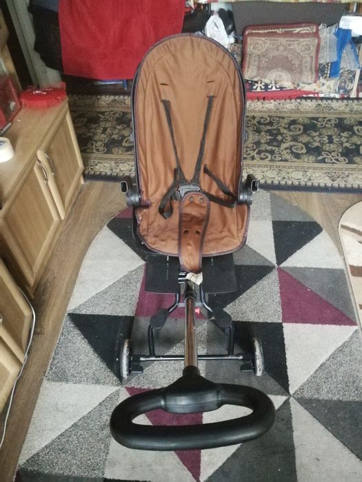 Vand carut copil foarte ușor de urcat scările