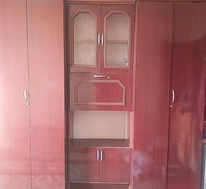 Шкаф серванти б/н сотилади