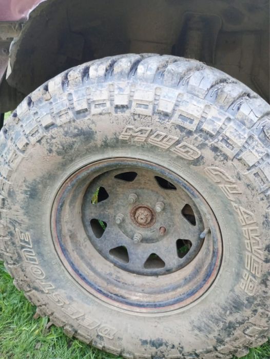 Vând urgent cauciucur de gip pe 33x12.5R15