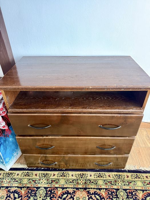 Vând masă cu scaune si comodă