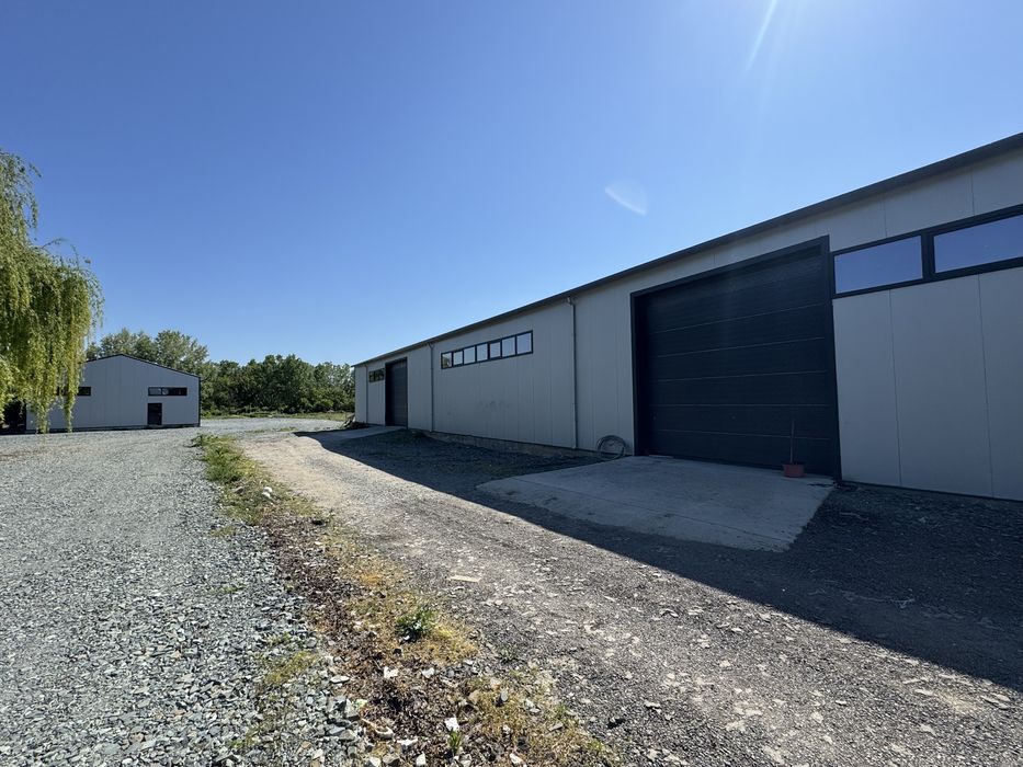 Inchiriez hale, spatii depozitare, se pot compartimenta la cerere.