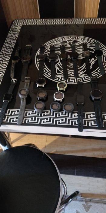 Ceasuri Garmin Smart și telefonane in stare de funcționare.