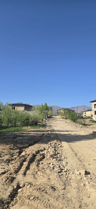 Бу́стонлик тумани Октош махаллада 12 сотик ер участкаси сотилади