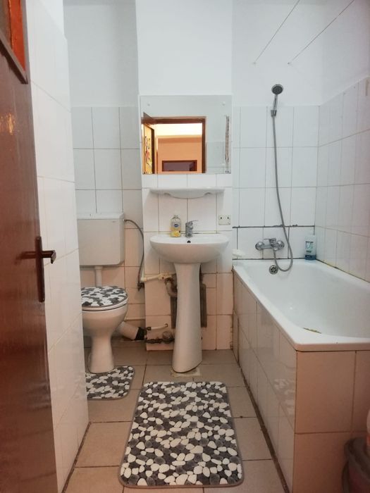 Închiriez apartament / loc parcare inclus