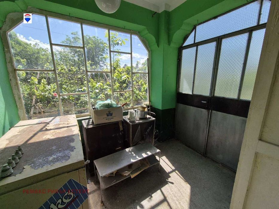 Селска къща с голям двор за продажба с. Бръшлен