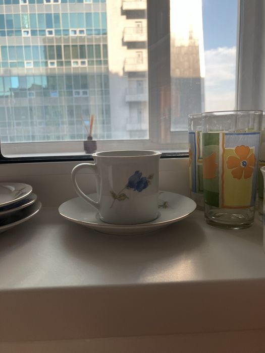 Чашки с блюдцами, стаканы.