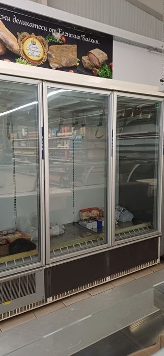 Колбасарска витрина с три врати