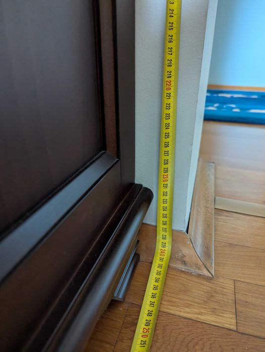 Ъглова библиотека от MDF с естествен фурнир