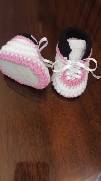 Бебешки маратонки изплетени на една кука