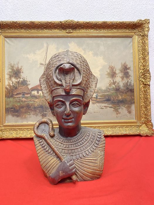 Стар бюст египетски фараон