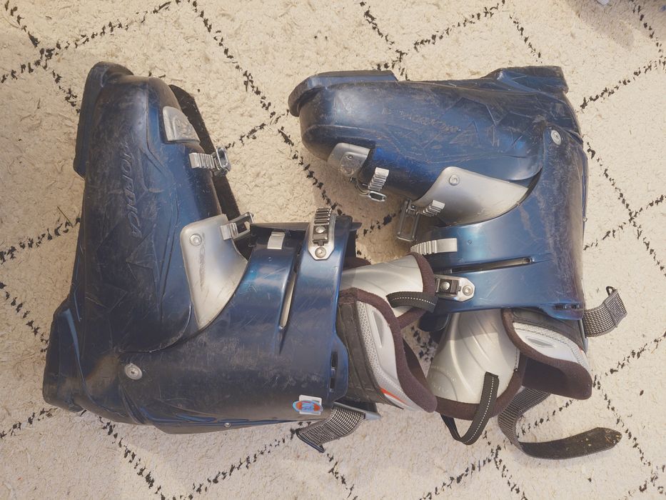 Vând Clăpari Nordica mărimea 45 (30.5)