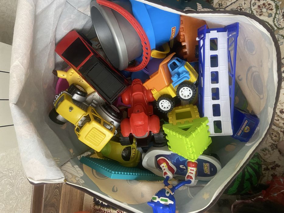 Большая корзина игрушек