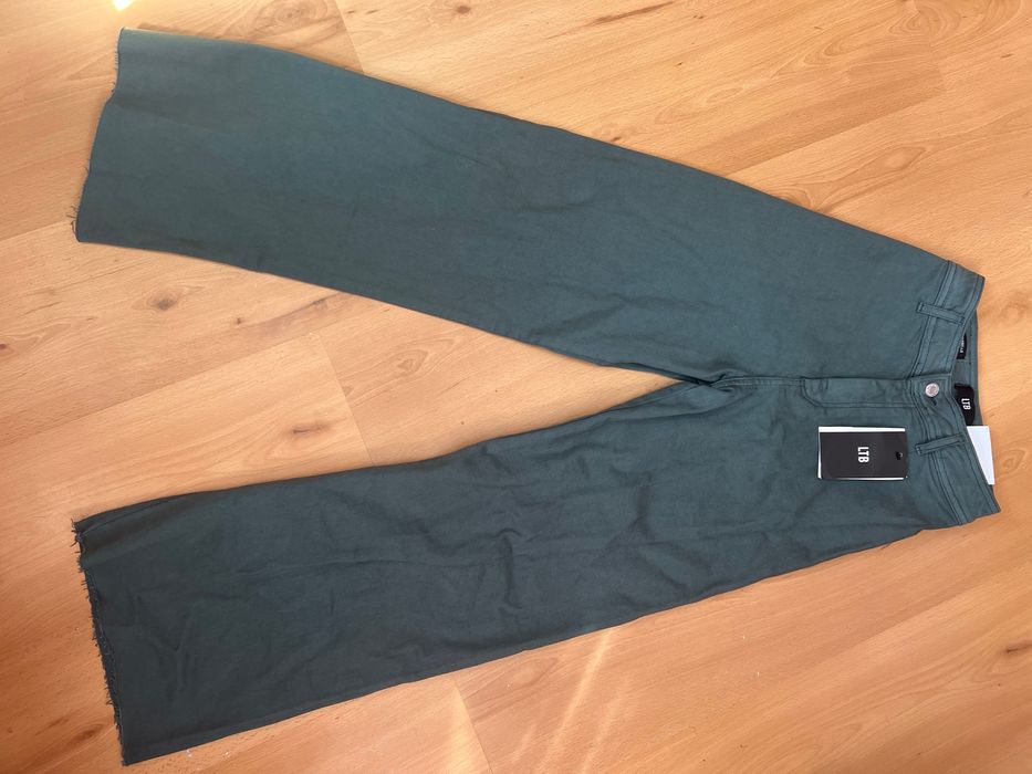 Тъмно зелени дънки с етикет