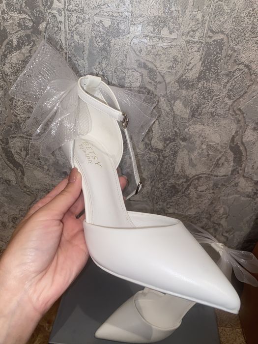 Продам белые туфли