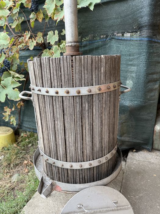 Vand teasc de inox si zdrobitoate pentru struguri