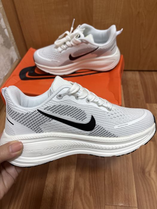 Кроссовки Nike белые спортивные
