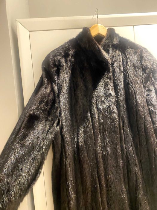 Haină lungă de nurcă naturală – model clasic, calitate premium.