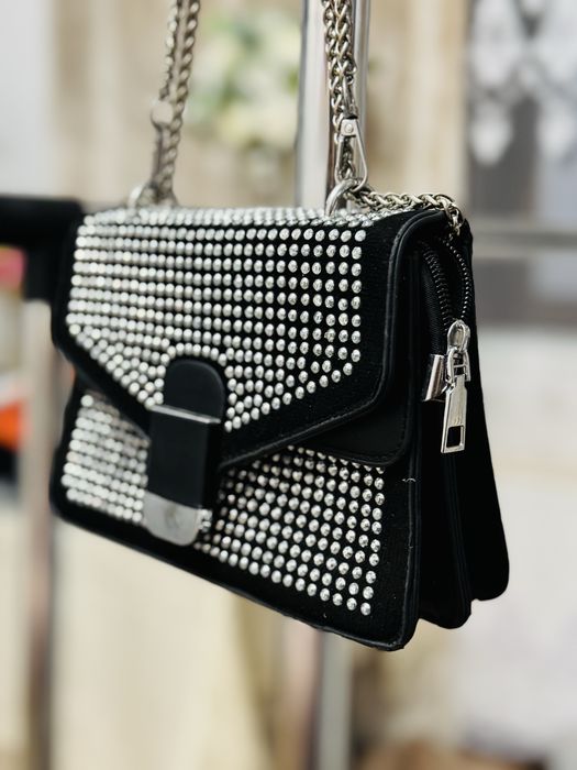 Geantă neagra din catifea cu model din pietre swarovsky de la PRADA