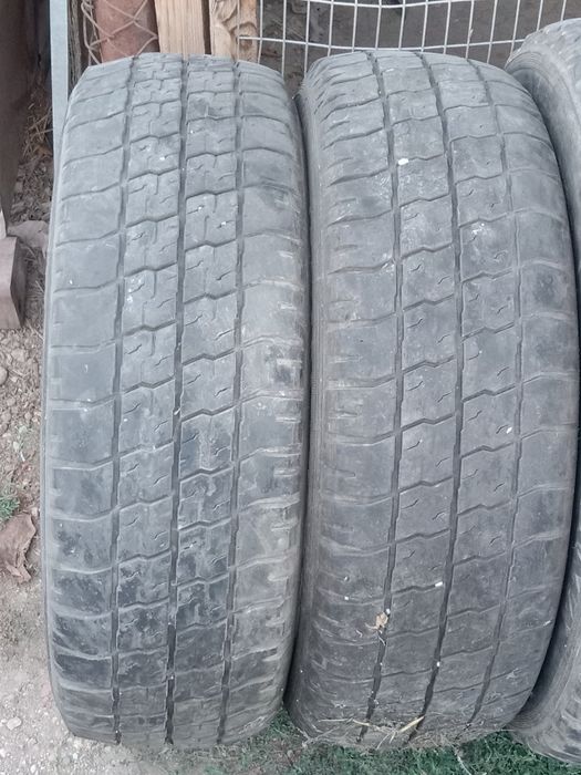 Продам шины б/у два размера