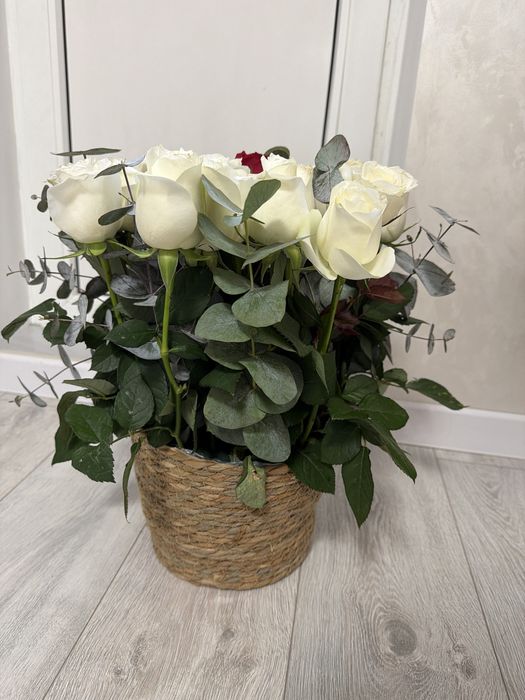 Срочно продам корзину с белыми розами!