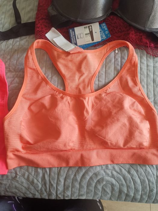 Продавам свежо боди и бански два модела и потник и бюстиета