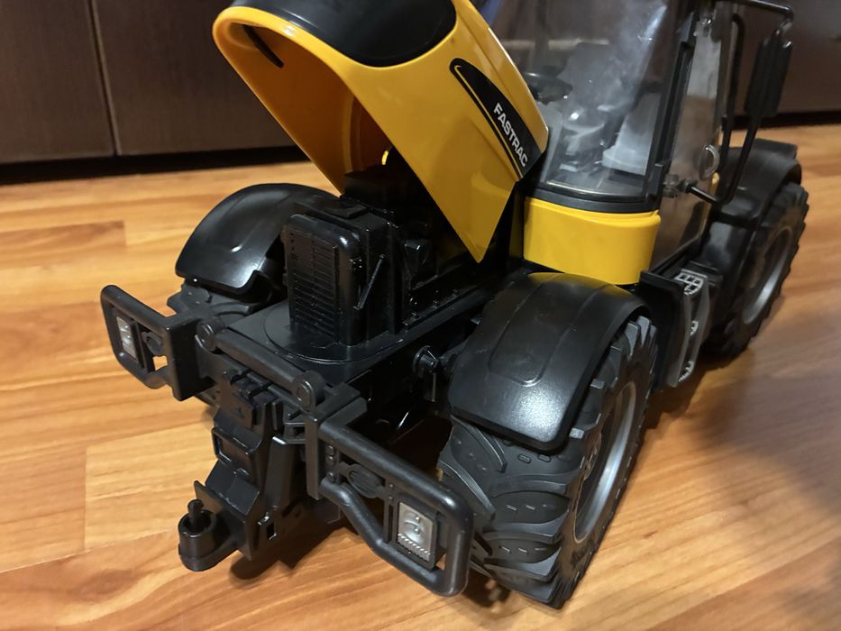 Tractor Bruder JCB Fastrac 3220 - Directie pe 4 Roti