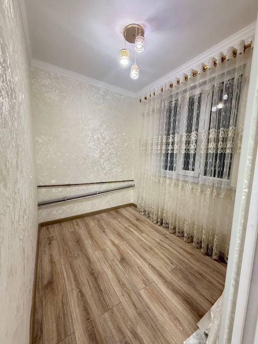 Юнусабад 11 квартал. Продается квартира  2/4/4