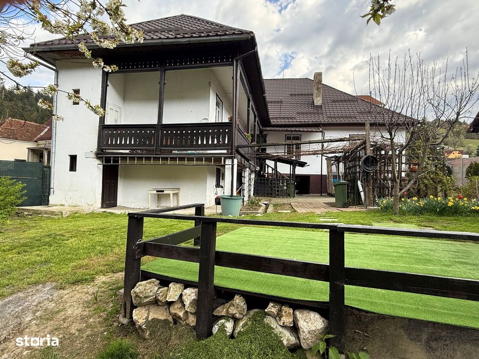 Casa in Bran cu SPATII  COMERCIALE, zona centrala