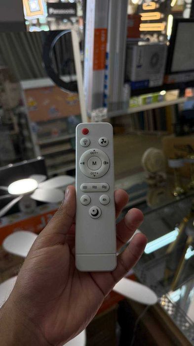 Ventilator LED E27 cu Telecomandă – 3 Viteze, Lumină Reglabilă 3000K–6500K