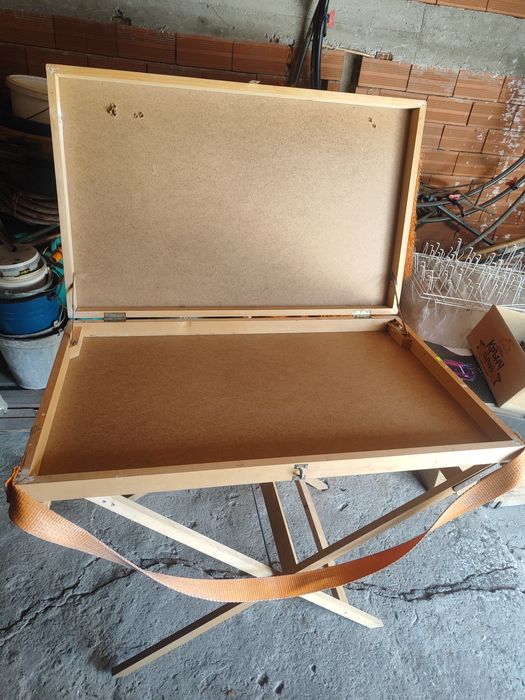 Маса за продажба на мартеници, плюс 5 броя стелажи