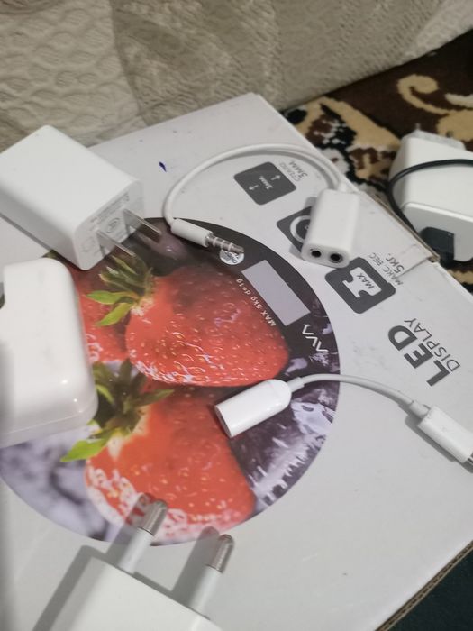 Разные адаптер питания для мобильных