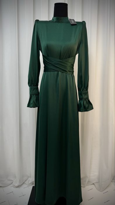Атласное зеленое платье