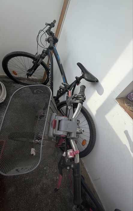Sunt doua biciclete, pretul e doar pentru o bicicleta