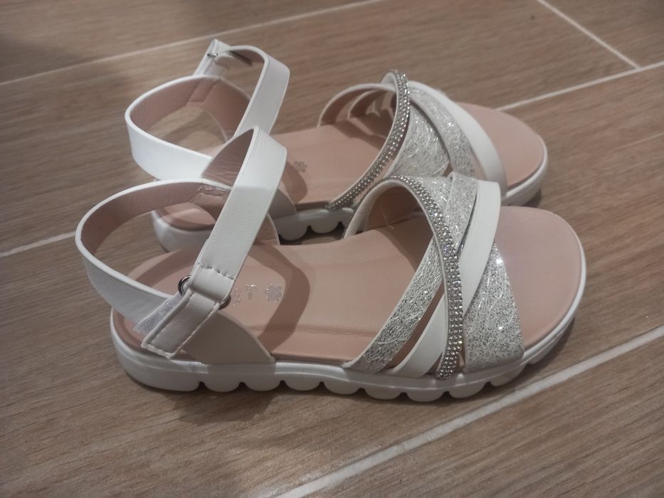 Бели сандали за момиче