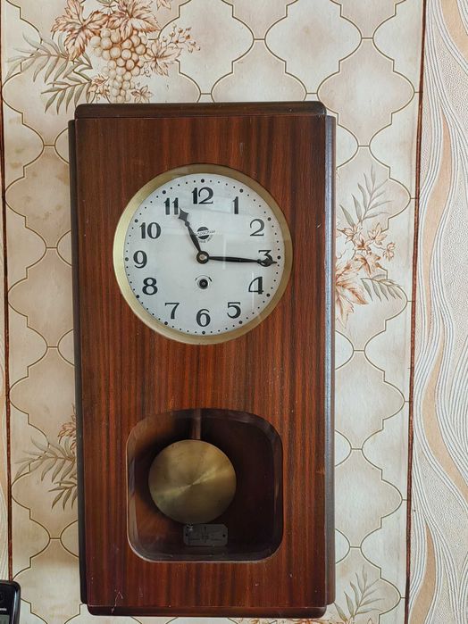 Настенные часы  времён СССР