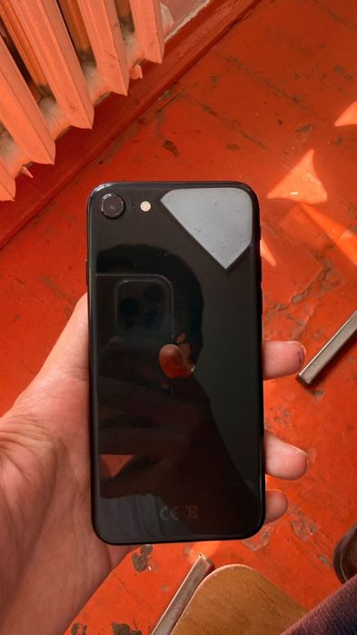 Iphone SE  2020год