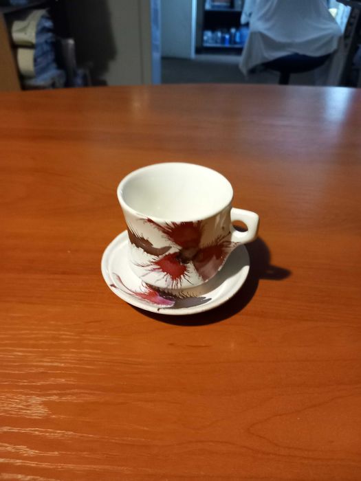 Чаши за кафе и захарница.