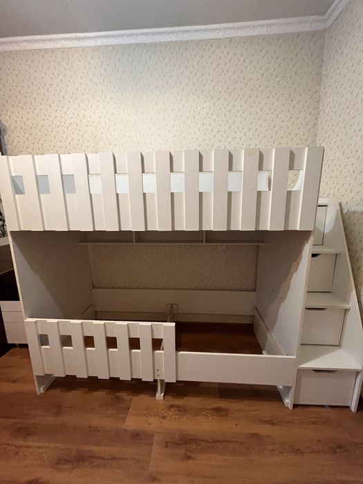 Двухъярусная кровать