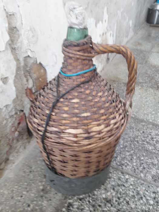 Пътнически куфар и дамаджана