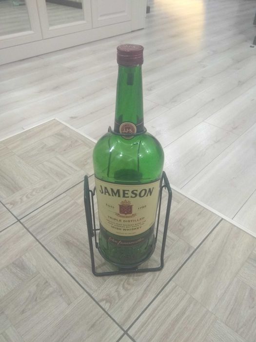 Бутылка, пустая.