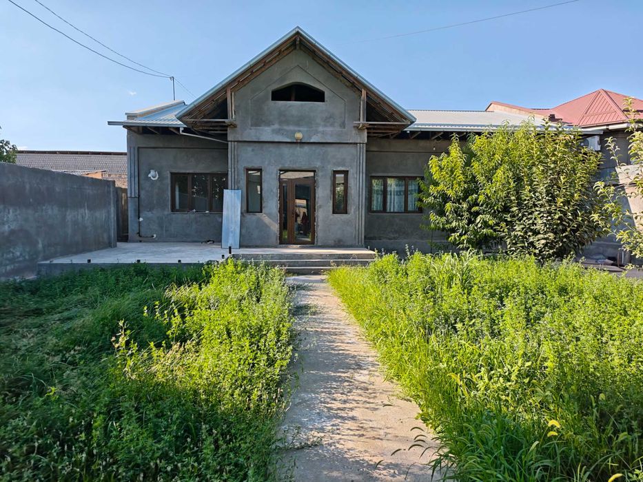 Uchqahramon G'ishtko'prikda hovli sotiladi